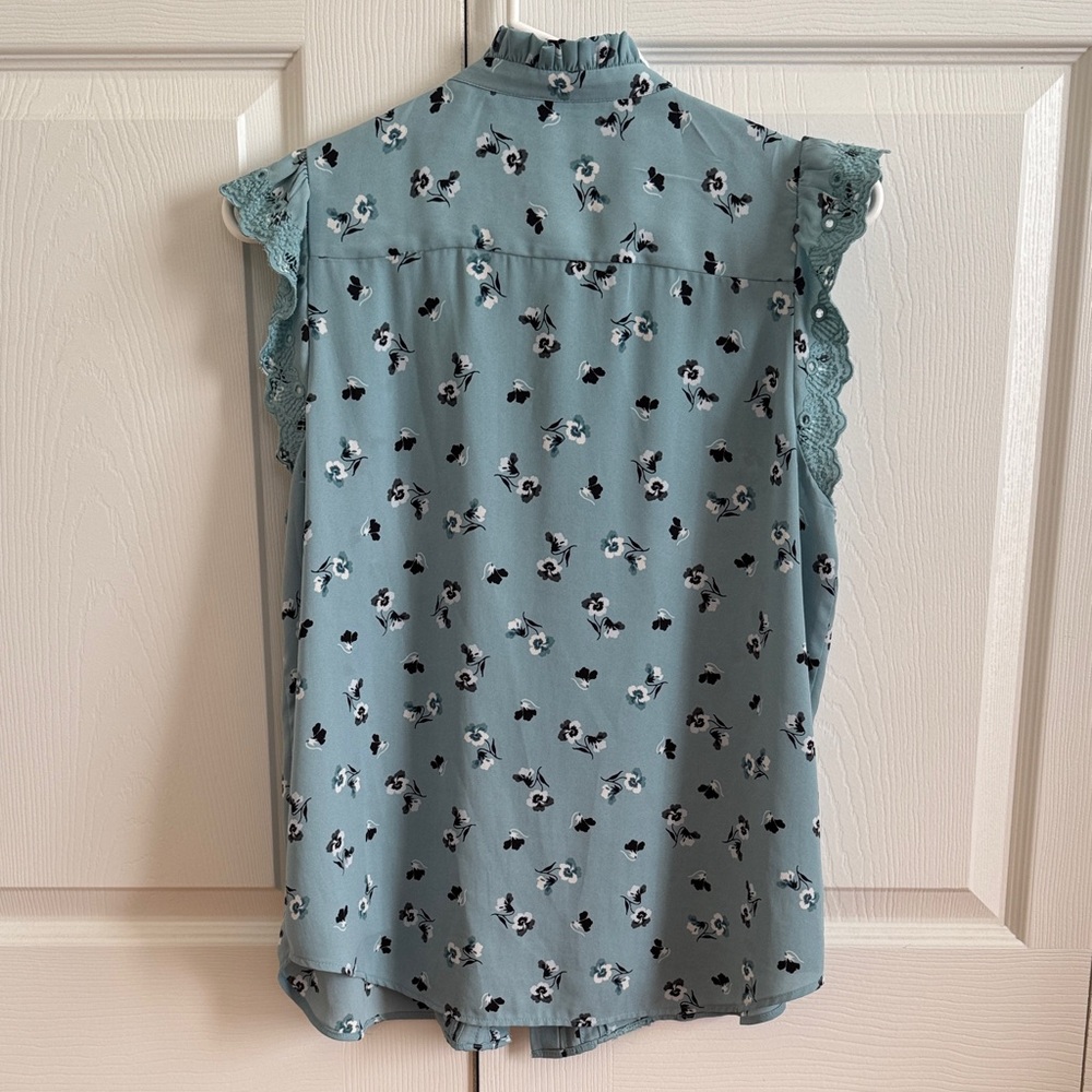 Ann Taylor Floral Lace Trim Sleeveless Blouse - Light Blue Petite Medium - Picture 3 of 4